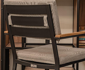 Обеденное кресло Oscar Royal Family из алюминия с подлокотниками из тика