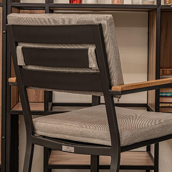 Обеденное кресло Oscar Royal Family из алюминия с подлокотниками из тика фото 4