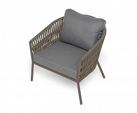 Комо кресло плетеное из роупа, каркас алюминий бежево-серый (RAL7006) муар, роуп серо-коричневый 23мм, ткань темно-серая 027