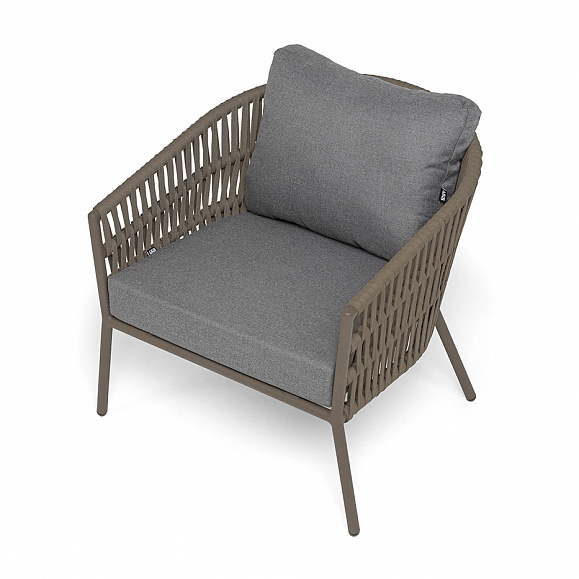 Комо кресло плетеное из роупа, каркас алюминий бежево-серый (RAL7006) муар, роуп серо-коричневый 23мм, ткань темно-серая 027 фото 4