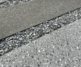 Пошаговая плита для дорожек 900х300х80 мм Террацо серый с черно-белыми вкраплениями