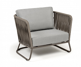 Багамы кресло плетеное из роупа, каркас алюминий бежево-серый (RAL7006) муар, роуп серо-коричневый 23мм, ткань светло-серая
