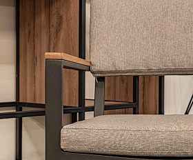 Обеденное кресло Oscar Royal Family из алюминия с подлокотниками из тика