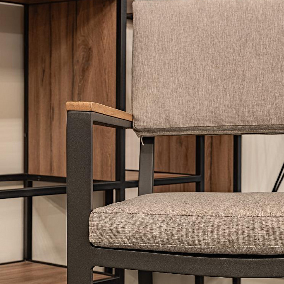 Обеденное кресло Oscar Royal Family из алюминия с подлокотниками из тика фото 5