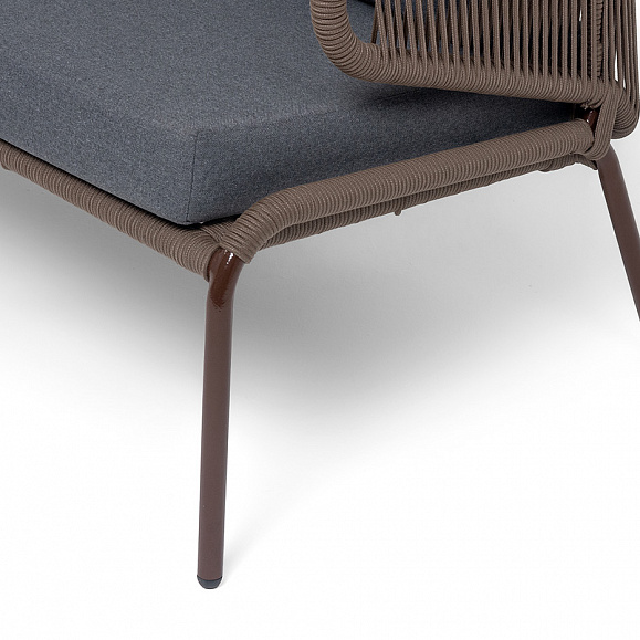 Милан диван 2-местный плетеный из роупа, каркас алюминий коричневый (RAL8016) муар, роуп коричневый круглый, ткань темно-серая 027 фото 3