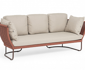 Фиджи диван 3-местный плетеный из роупа, каркас алюминий коричневый (RAL8016) муар, роуп красный (8372) круглый tex, ткань Mossle бежевая
