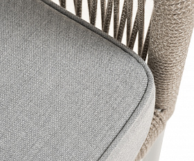 Канны диван 2-местный плетеный из роупа, каркас алюминий светло-серый (RAL7035) шагрень, роуп серый меланж круглый, ткань светло-серая