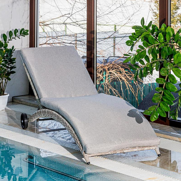 Шезлонг Agata Royal Family из искусственного ротанга с матрасом, цвет бежевый фото 1