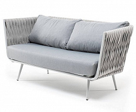 Диван Монако 4SIS 2-местный плетеный из роупа, каркас алюминий светло-серый (RAL7035) муар, роуп светло-серый 40 мм, ткань светло-серая