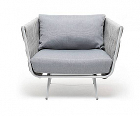 Кресло Монако 4SIS плетеное из роупа, каркас алюминий светло-серый (RAL7035) шагрень, роуп светло-серый 40 мм, ткань светло-серая