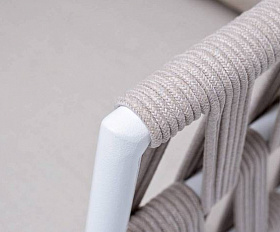 Кресло Диего 4SIS плетеное из роупа, основание дуб, каркас алюминий светло-серый (RAL7035) муар, роуп бежевый круглый, ткань бежевая 52