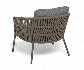 Комо кресло плетеное из роупа, каркас алюминий бежево-серый (RAL7006) муар, роуп серо-коричневый 23мм, ткань темно-серая 027