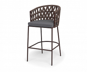 Диего стул барный плетеный из роупа, каркас из стали коричневый (RAL8016) муар, роуп коричневый круглый, ткань темно-серая 027