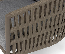 Комо кресло плетеное из роупа, каркас алюминий бежево-серый (RAL7006) муар, роуп серо-коричневый 23мм, ткань темно-серая 027