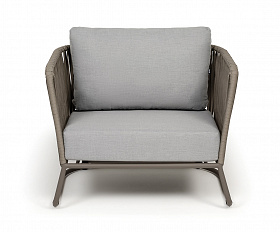 Багамы кресло плетеное из роупа, каркас алюминий бежево-серый (RAL7006) муар, роуп серо-коричневый 23мм, ткань светло-серая