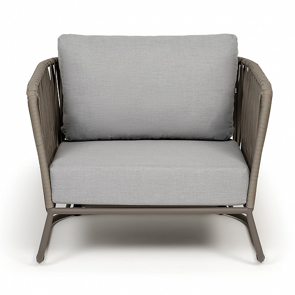 Багамы кресло плетеное из роупа, каркас алюминий бежево-серый (RAL7006) муар, роуп серо-коричневый 23мм, ткань светло-серая фото 2