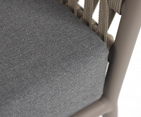 Комо диван 2-местный плетеный из роупа, каркас алюминий бежево-серый (RAL7006) муар, роуп серо-коричневый 23мм, ткань темно-серая 027