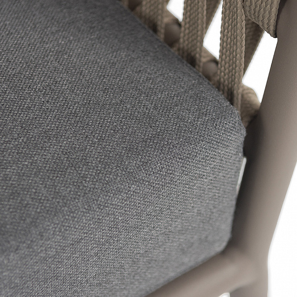 Комо диван 2-местный плетеный из роупа, каркас алюминий бежево-серый (RAL7006) муар, роуп серо-коричневый 23мм, ткань темно-серая 027 фото 7