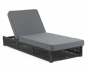 Ривьера шезлонг плетеный из роупа, каркас алюминий темно-серый (RAL7024) муар, роуп темно-серый круглый, ткань темно-серая 027