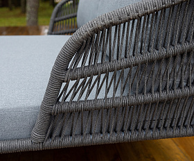 Позитано лежак плетеный из роупа, каркас алюминий темно-серый (RAL7024) муар, роуп темно-серый круглый, ткань темно-серая 027