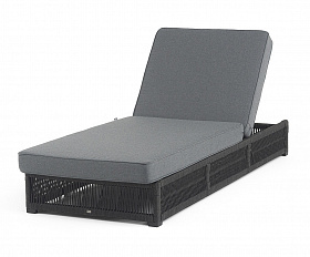 Ривьера шезлонг плетеный из роупа, каркас алюминий темно-серый (RAL7024) муар, роуп темно-серый круглый, ткань темно-серая 027