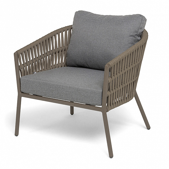 Комо кресло плетеное из роупа, каркас алюминий бежево-серый (RAL7006) муар, роуп серо-коричневый 23мм, ткань темно-серая 027 фото 1