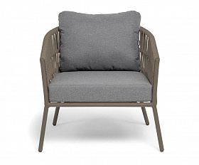 Комо кресло плетеное из роупа, каркас алюминий бежево-серый (RAL7006) муар, роуп серо-коричневый 23мм, ткань темно-серая 027