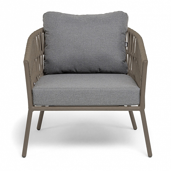 Комо кресло плетеное из роупа, каркас алюминий бежево-серый (RAL7006) муар, роуп серо-коричневый 23мм, ткань темно-серая 027 фото 3