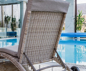 Шезлонг Agata Royal Family из искусственного ротанга с матрасом, цвет бежевый