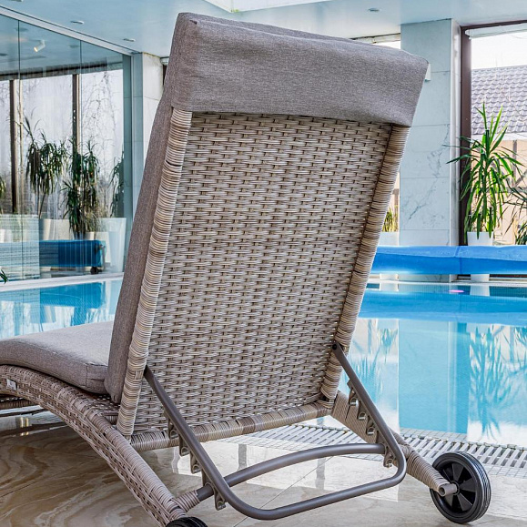 Шезлонг Agata Royal Family из искусственного ротанга с матрасом, цвет бежевый фото 7