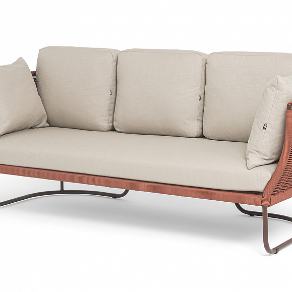 Фиджи диван 3-местный плетеный из роупа, каркас алюминий коричневый (RAL8016) муар, роуп красный (8372) круглый tex, ткань Mossle бежевая фото 1