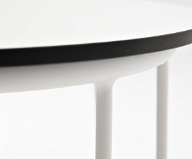 Эквадор журнальный стол из HPL круглый Ø40 H55, каркас из стали белый, цвет столешницы молочный