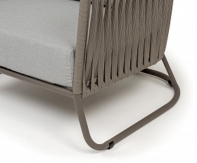 Багамы кресло плетеное из роупа, каркас алюминий бежево-серый (RAL7006) муар, роуп серо-коричневый 23мм, ткань светло-серая