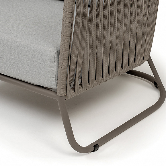 Багамы кресло плетеное из роупа, каркас алюминий бежево-серый (RAL7006) муар, роуп серо-коричневый 23мм, ткань светло-серая фото 6