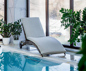 Шезлонг Agata Royal Family из искусственного ротанга с матрасом, цвет коричневый