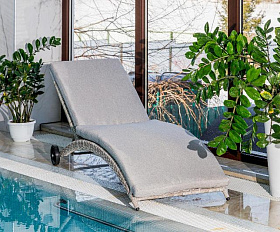 Шезлонг Agata Royal Family из искусственного ротанга с матрасом, цвет бежевый