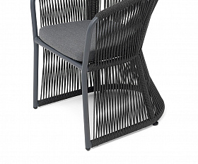 Романо стул плетеный из роупа, каркас алюминий темно-серый (RAL7024) муар, роуп темно-серый круглый, ткань темно-серая 027