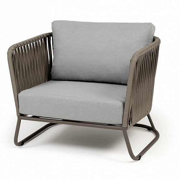 Багамы кресло плетеное из роупа, каркас алюминий бежево-серый (RAL7006) муар, роуп серо-коричневый 23мм, ткань светло-серая фото 1