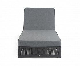 Ривьера шезлонг плетеный из роупа, каркас алюминий темно-серый (RAL7024) муар, роуп темно-серый круглый, ткань темно-серая 027