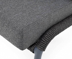 Кресло Милан 4SIS плетеное из роупа, каркас алюминий темно-серый (RAL7024) муар, роуп темно-серый круглый, ткань темно-серая 27