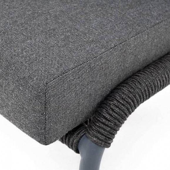 Кресло Милан 4SIS плетеное из роупа, каркас алюминий темно-серый (RAL7024) муар, роуп темно-серый круглый, ткань темно-серая 27 фото 2