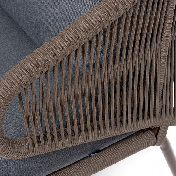 Милан диван 2-местный плетеный из роупа, каркас алюминий коричневый (RAL8016) муар, роуп коричневый круглый, ткань темно-серая 027 фото 2