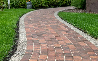 Как сделать красивые дорожки из тротуарной плитки: 5 советов от ландшафтного дизайнера