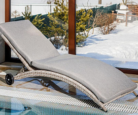 Шезлонг Agata Royal Family из искусственного ротанга с матрасом, цвет бежевый