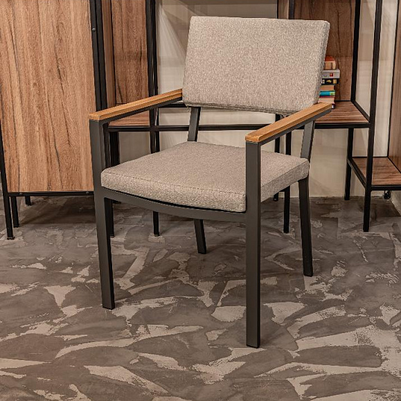 Обеденное кресло Oscar Royal Family из алюминия с подлокотниками из тика фото 1