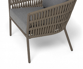 Комо кресло плетеное из роупа, каркас алюминий бежево-серый (RAL7006) муар, роуп серо-коричневый 23мм, ткань темно-серая 027