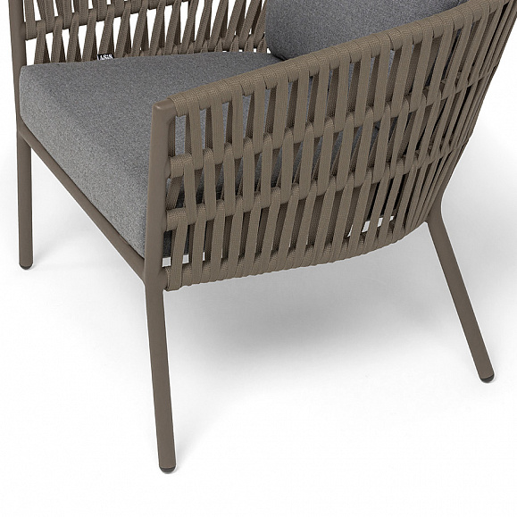 Комо кресло плетеное из роупа, каркас алюминий бежево-серый (RAL7006) муар, роуп серо-коричневый 23мм, ткань темно-серая 027 фото 6