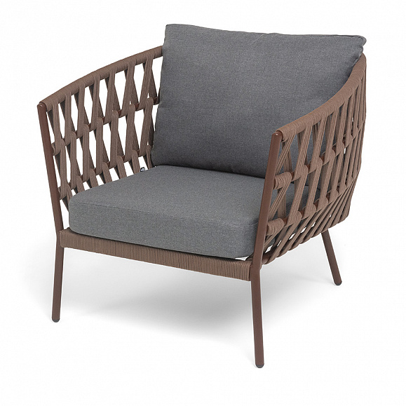 Диего кресло плетеное из роупа, каркас алюминий коричневый (RAL8016) муар, роуп коричневый круглый, ткань темно-серая 027 фото 1