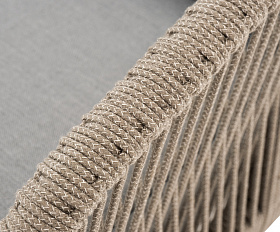 Канны диван 2-местный плетеный из роупа, каркас алюминий светло-серый (RAL7035) шагрень, роуп серый меланж круглый, ткань светло-серая