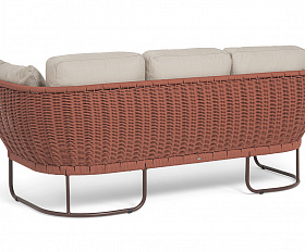 Фиджи диван 3-местный плетеный из роупа, каркас алюминий коричневый (RAL8016) муар, роуп красный (8372) круглый tex, ткань Mossle бежевая